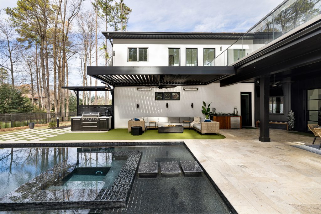 Pergola bioclimatique durable et motorisée avec système d'automatisation haut de gamme, une solution exclusive signée Automansions au Québec